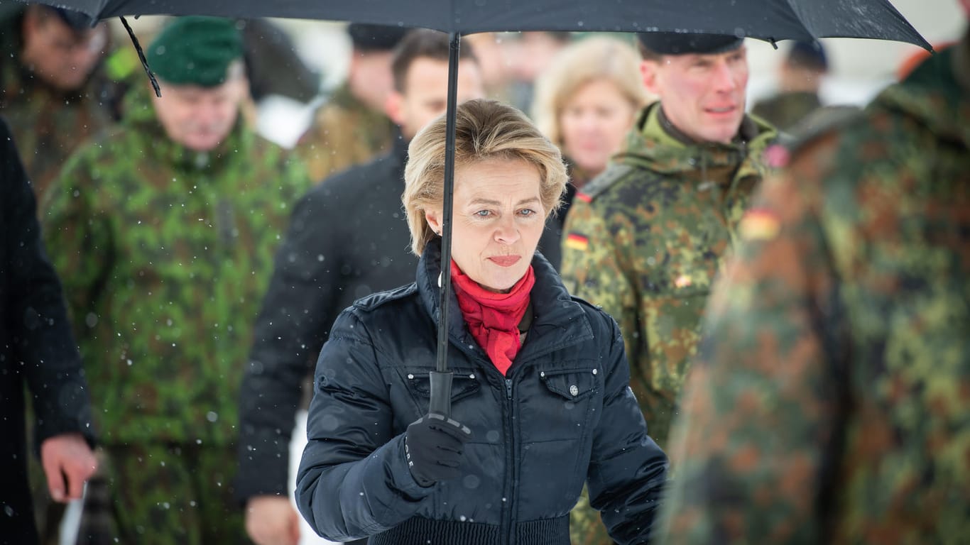 Ursula von der Leyen zu Besuch in einer Nato-Kasern: Die Verteidigungsministerin warnt davor, nach der Aufkündigung des INF-Vertrags in alte Muster der 70er und 80er Jahre zu verfallen.