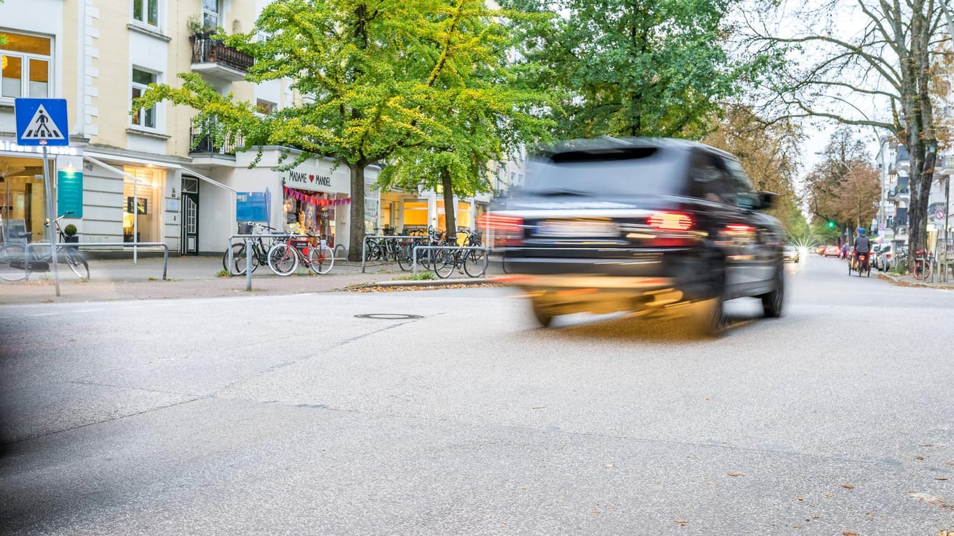 Vorfahrt genommen: Ein 14-jähriger Autofahrer hat sich in Frankfurt am Main eine Verfolgungsjagd geliefert. (Symbolbild)