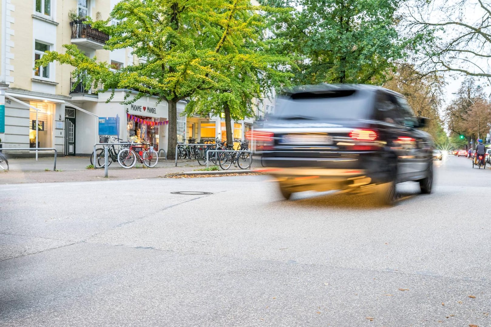Vorfahrt genommen: Ein 14-jähriger Autofahrer hat sich in Frankfurt am Main eine Verfolgungsjagd geliefert. (Symbolbild)