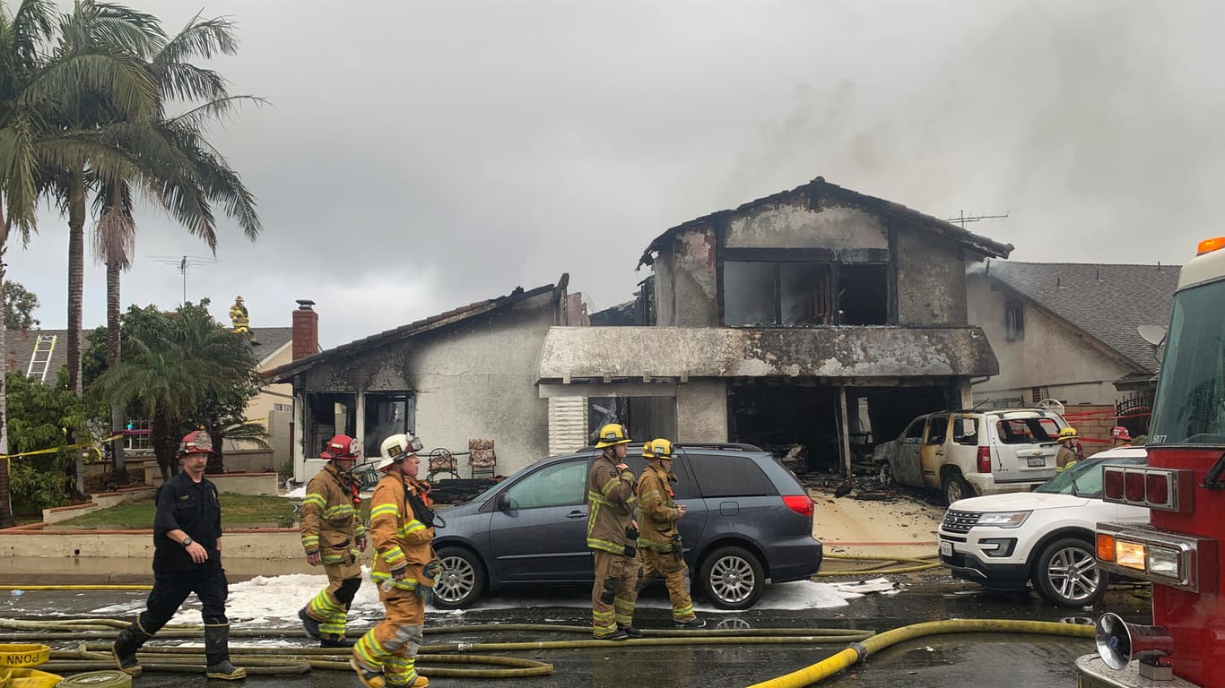 Feuerwehrleute im Einsatz: Beim Absturz eines Kleinflugzeugs auf ein Einfamilienhaus im US-Bundesstaat Kalifornien sind fünf Menschen getötet worden.