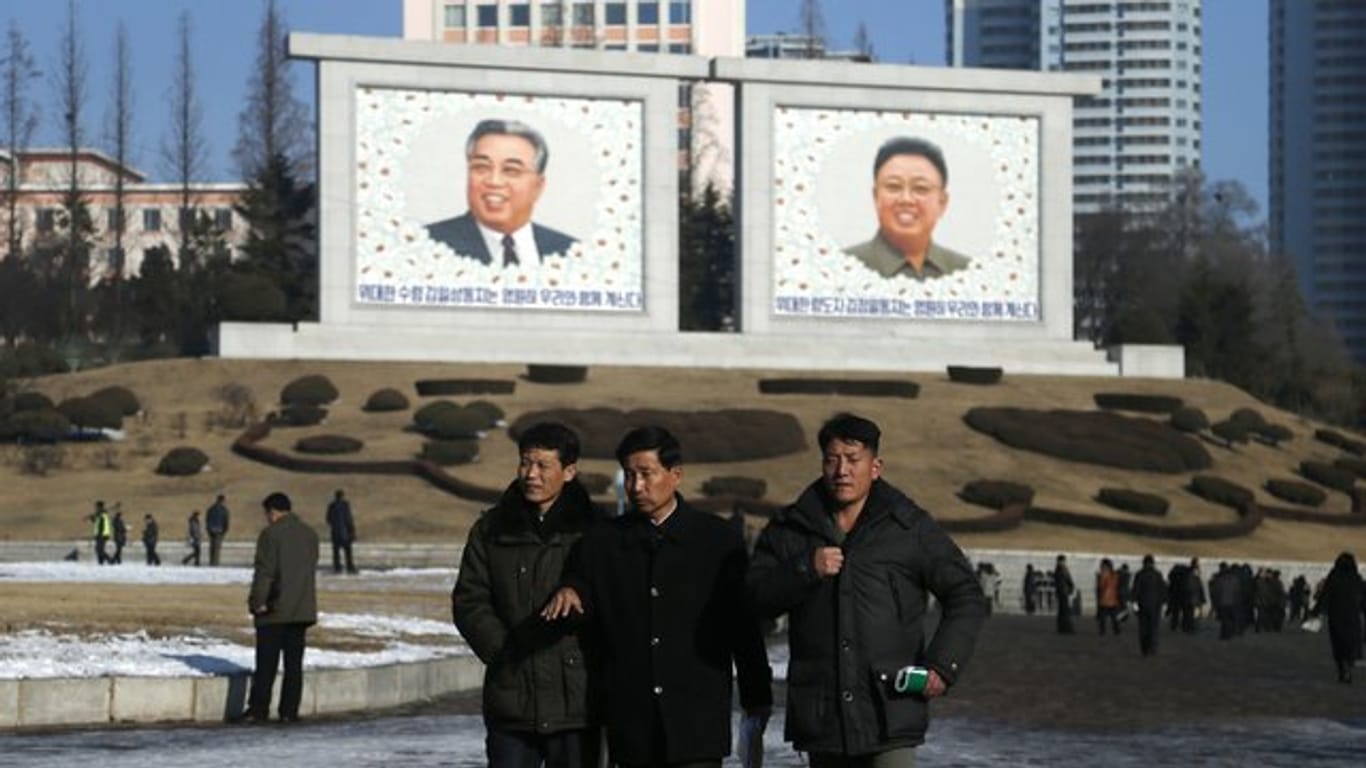 Porträts der verstorbenen Machthaber Kim Il Sung und seines Sohnes Kim Jong II.