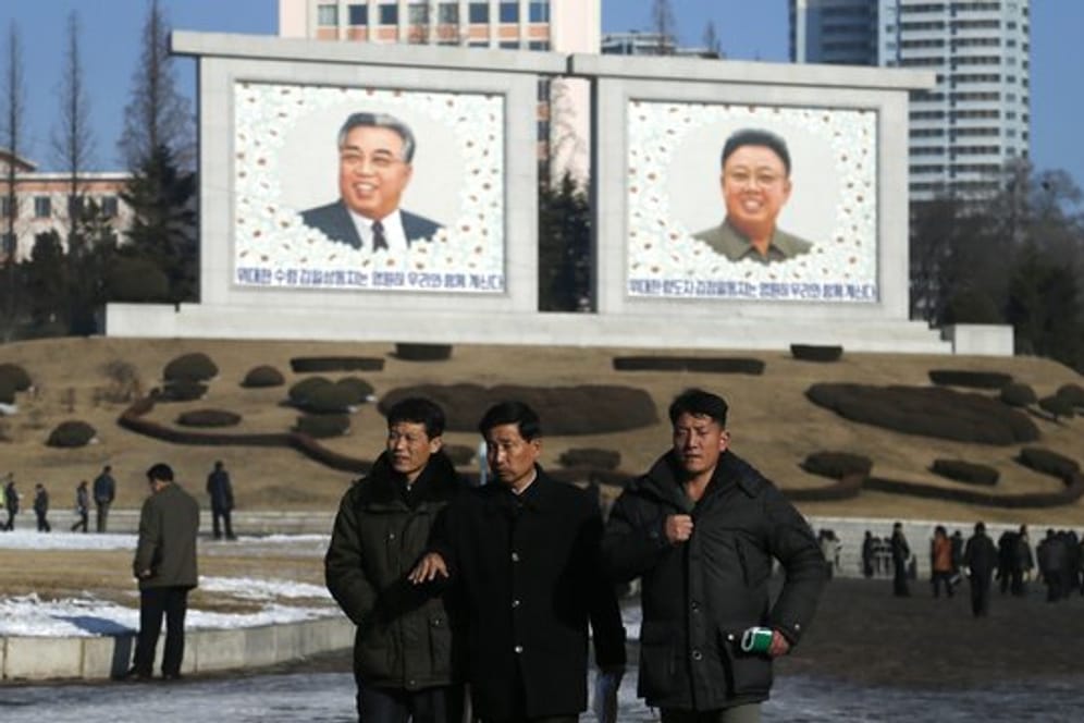 Porträts der verstorbenen Machthaber Kim Il Sung und seines Sohnes Kim Jong II.