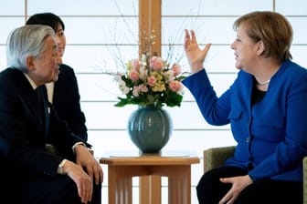 Bundeskanzlerin Angela Merkel wird vom japanischen Kaiser Akihito empfangen: Später am Tag wird Merkel noch den Kronprinz und künstigen Kaiser Japans treffen.