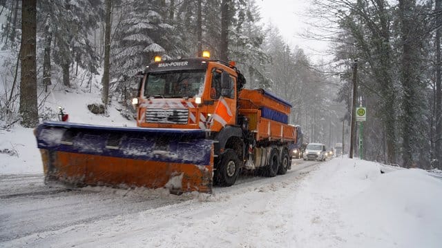 Ein Räumfahrzeug schiebt nach heftigem Schneefall die Landstraße frei.