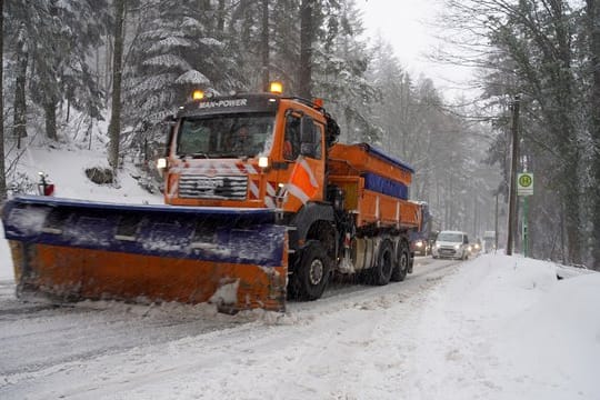 Ein Räumfahrzeug schiebt nach heftigem Schneefall die Landstraße frei.