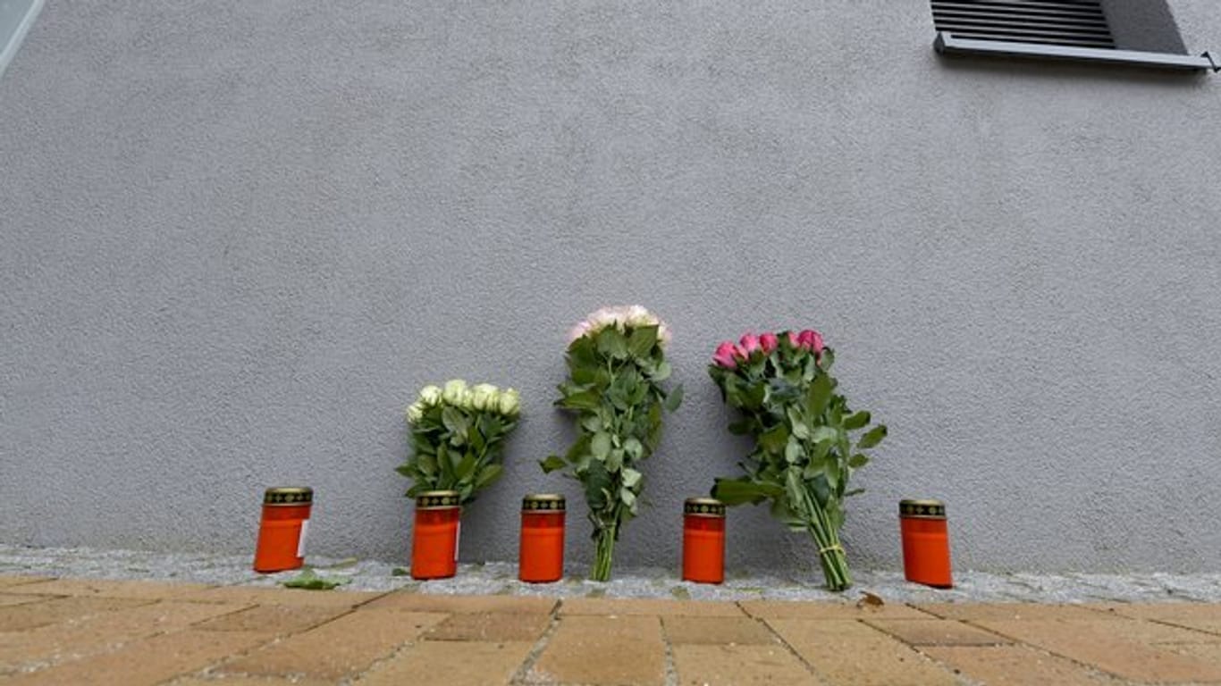 März 2018: Blumen und Grablichter vor dem Mehrfamilienhaus in Flensburg, in dem die 17-Jährige starb.