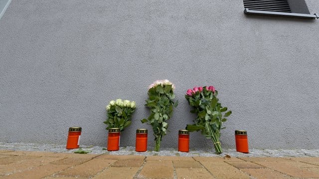 März 2018: Blumen und Grablichter vor dem Mehrfamilienhaus in Flensburg, in dem die 17-Jährige starb. März 2018: Blumen und Grablichter vor dem Mehrfamilienhaus in Flensburg, in dem die 17-Jährige starb.
