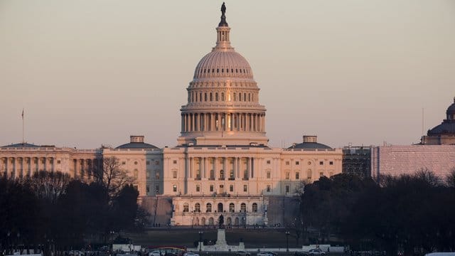 Das Licht der untergehenden Sonne scheint auf das Kapitol in Washington. Das Licht der untergehenden Sonne scheint auf das Kapitol in Washington.