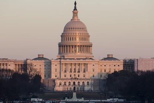 Das Licht der untergehenden Sonne scheint auf das Kapitol in Washington.