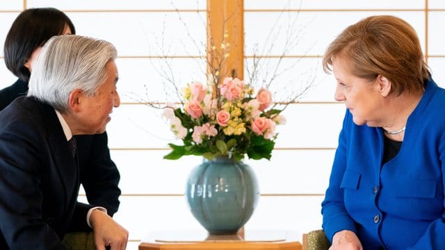 Bundeskanzlerin Merkel wird vom japanischen Kaiser Akihito in der Residenz des Palastes empfangen. Bundeskanzlerin Merkel wird vom japanischen Kaiser Akihito in der Residenz des Palastes empfangen.