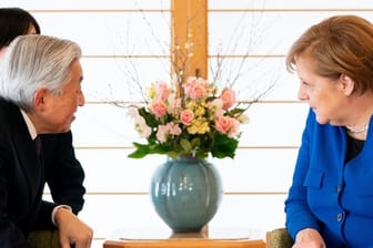 Bundeskanzlerin Merkel wird vom japanischen Kaiser Akihito in der Residenz des Palastes empfangen.