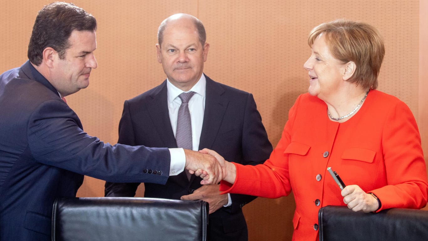 Bundeskanzlerin Angela Merkel (CDU) begrüßt zu Beginn der Sitzung des Kabinetts Hubertus Heil (SPD, l) und Olaf Scholz (M, SPD): Die Koalition streitet über die Rentenpläne von Arbeitsminister Heil.
