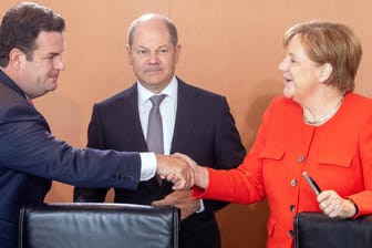 Bundeskanzlerin Angela Merkel (CDU) begrüßt zu Beginn der Sitzung des Kabinetts Hubertus Heil (SPD, l) und Olaf Scholz (M, SPD): Die Koalition streitet über die Rentenpläne von Arbeitsminister Heil.