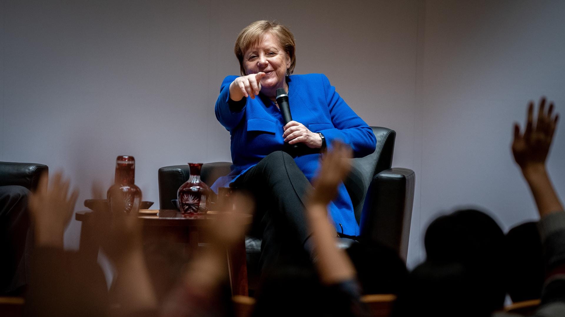 Angela Merkel spricht mit Studierenden der Keio-Universität: Die Universität ist eine der bedeutendsten Elite-Hochschulen des Landes.