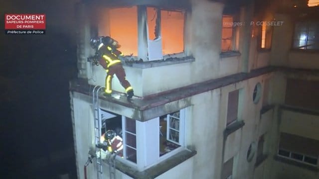 Die Brandschützer mussten das achtstöckige Wohnhaus im 16. Die Brandschützer mussten das achtstöckige Wohnhaus im 16.