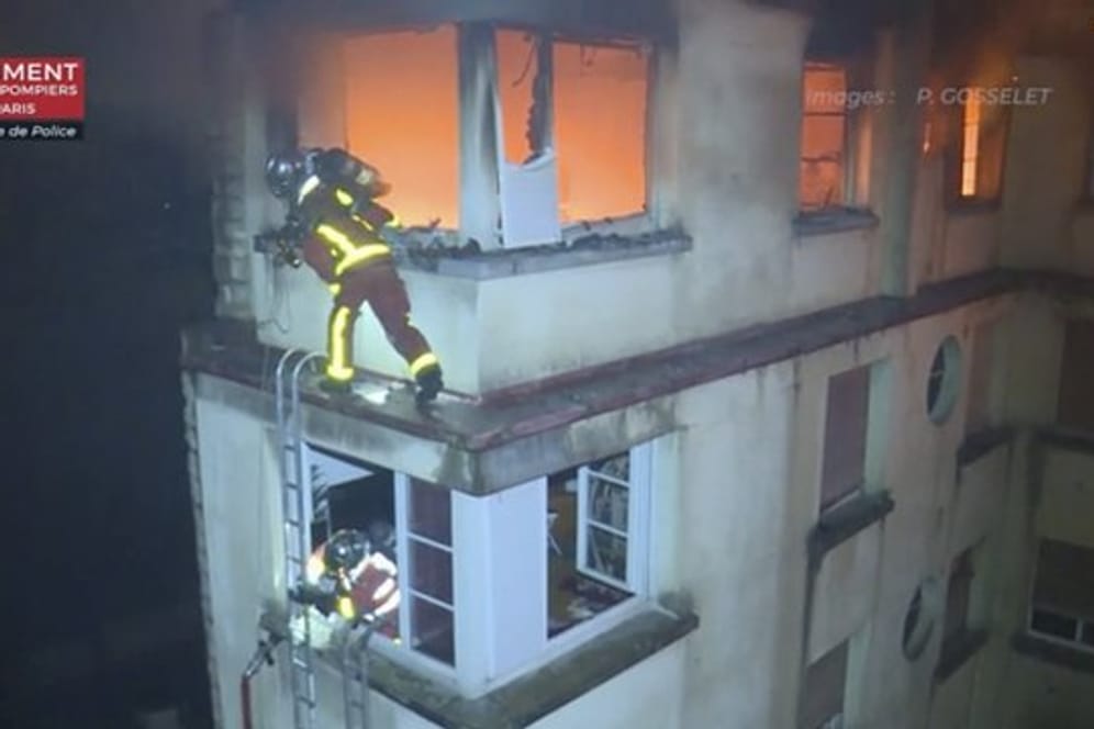 Die Brandschützer mussten das achtstöckige Wohnhaus im 16.