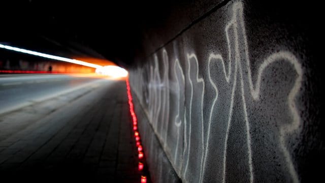 Kerzen zum Gedenken an die Opfer stehen aufgereiht im Tunnel zum ehemaligen Loveparade-Gelände.