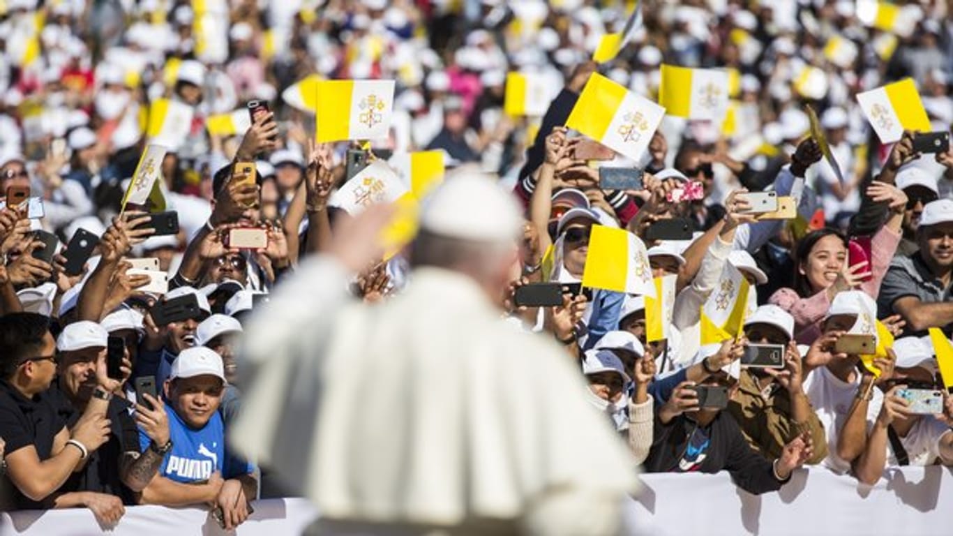 Papst Franziskus grüßt die Zuschauer bei seiner Ankunft im Stadion Said-Sports-City.