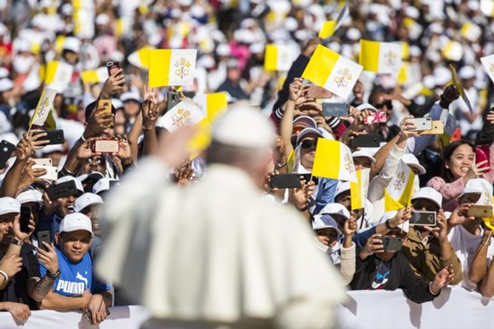 Papst Franziskus grüßt die Zuschauer bei seiner Ankunft im Stadion Said-Sports-City.