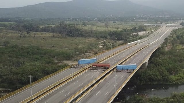 Container versperren den Weg auf der Brücke Tienditas, nahe der kolumbianischen Grenzstadt Cucuta.