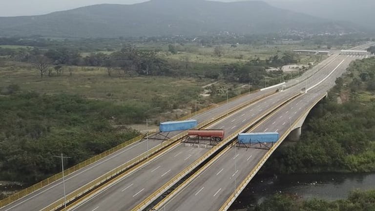 Container versperren den Weg auf der Brücke Tienditas, nahe der kolumbianischen Grenzstadt Cucuta.