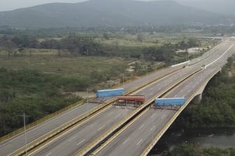 Container versperren den Weg auf der Brücke Tienditas, nahe der kolumbianischen Grenzstadt Cucuta.