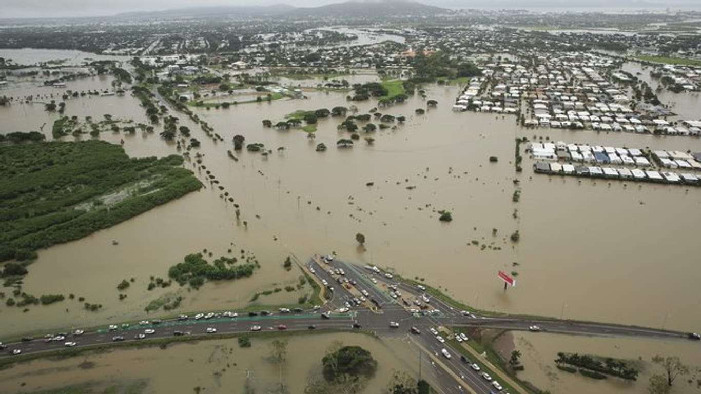 Die Straßen und Felder um die Stadt Townsville im Nordosten Australiens sind nach starken Regenfällen überschwemmt.