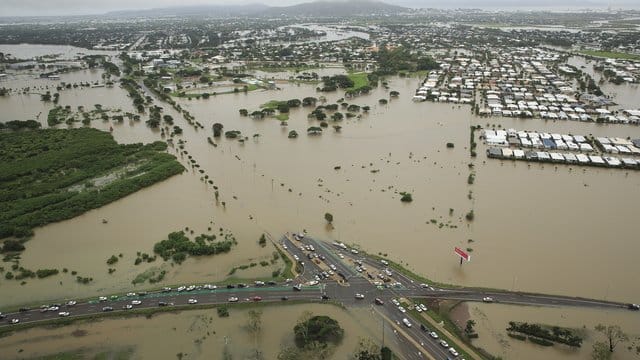 Die Straßen und Felder um die Stadt Townsville im Nordosten Australiens sind nach starken Regenfällen überschwemmt. Die Straßen und Felder um die Stadt Townsville im Nordosten Australiens sind nach starken Regenfällen überschwemmt.