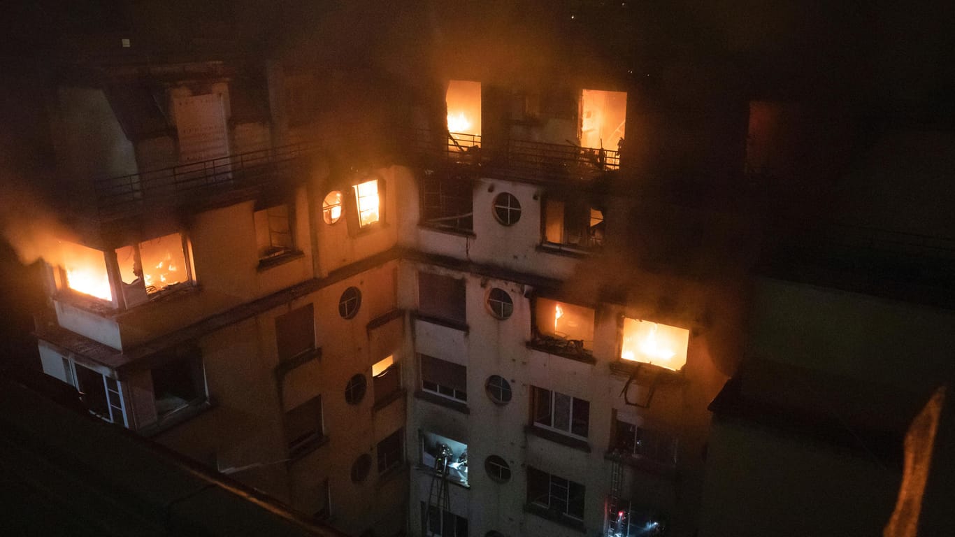 Das achtstöckige Mehrfamilienhaus in Flammen: Die ganze Nacht kämpften Feuerwehrleute gegen den Brand – erst um 7 Uhr war das Feuer gelöscht.