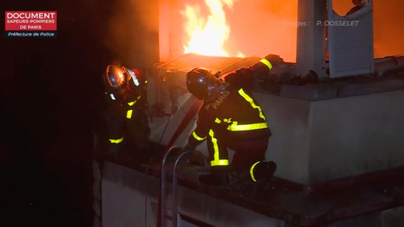 Feuerwehrleute im Einsatz an dem brennenden Mehrfamilienhaus: 200 Einsatzkräfte kämpften die ganze Nacht gegen die Flammen.