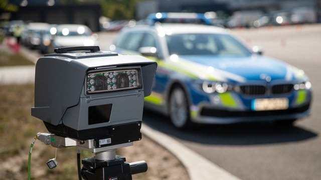 Eine transportable automatisierte Kennzeichenerkennungs-Anlage steht vor einem Polizeiauto in Nürnberg. Eine transportable automatisierte Kennzeichenerkennungs-Anlage steht vor einem Polizeiauto in Nürnberg.