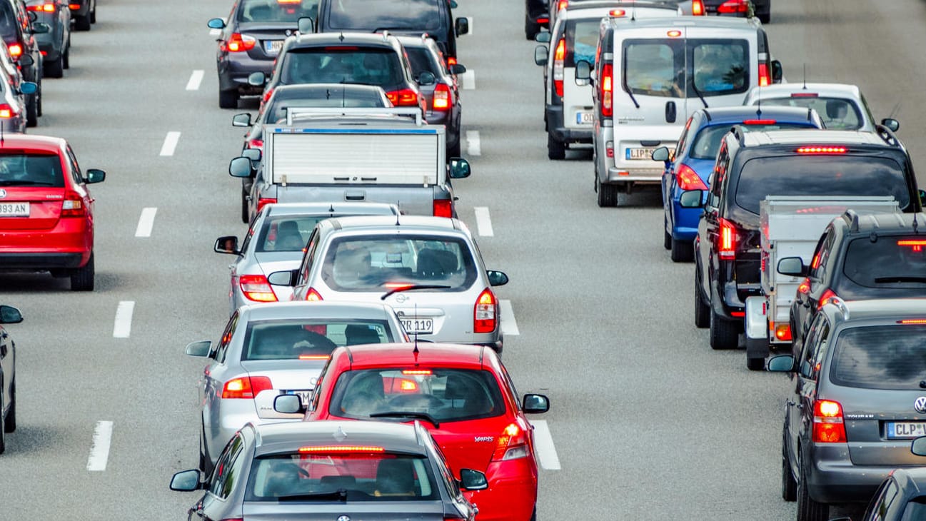 Autokolonne: Der automatische Abgleich von Fahndungsdaten mit Nummernschildern ist verfassungswidrig – zumindest in drei Bundesländern