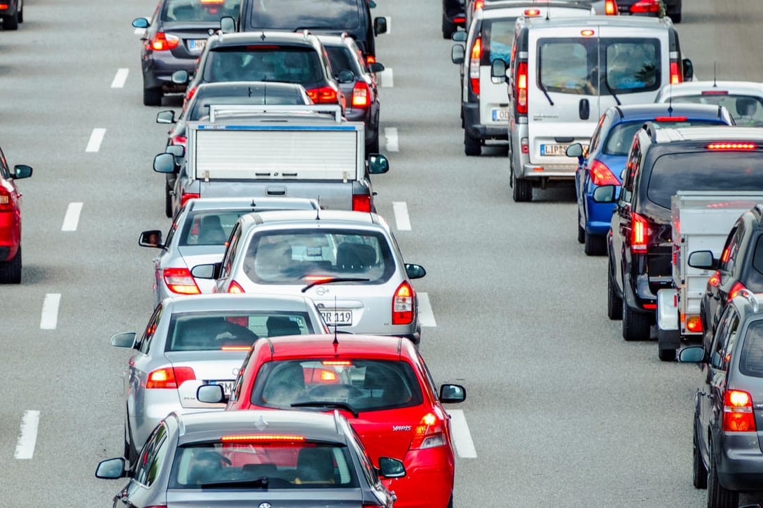 Autokolonne: Der automatische Abgleich von Fahndungsdaten mit Nummernschildern ist verfassungswidrig – zumindest in drei Bundesländern