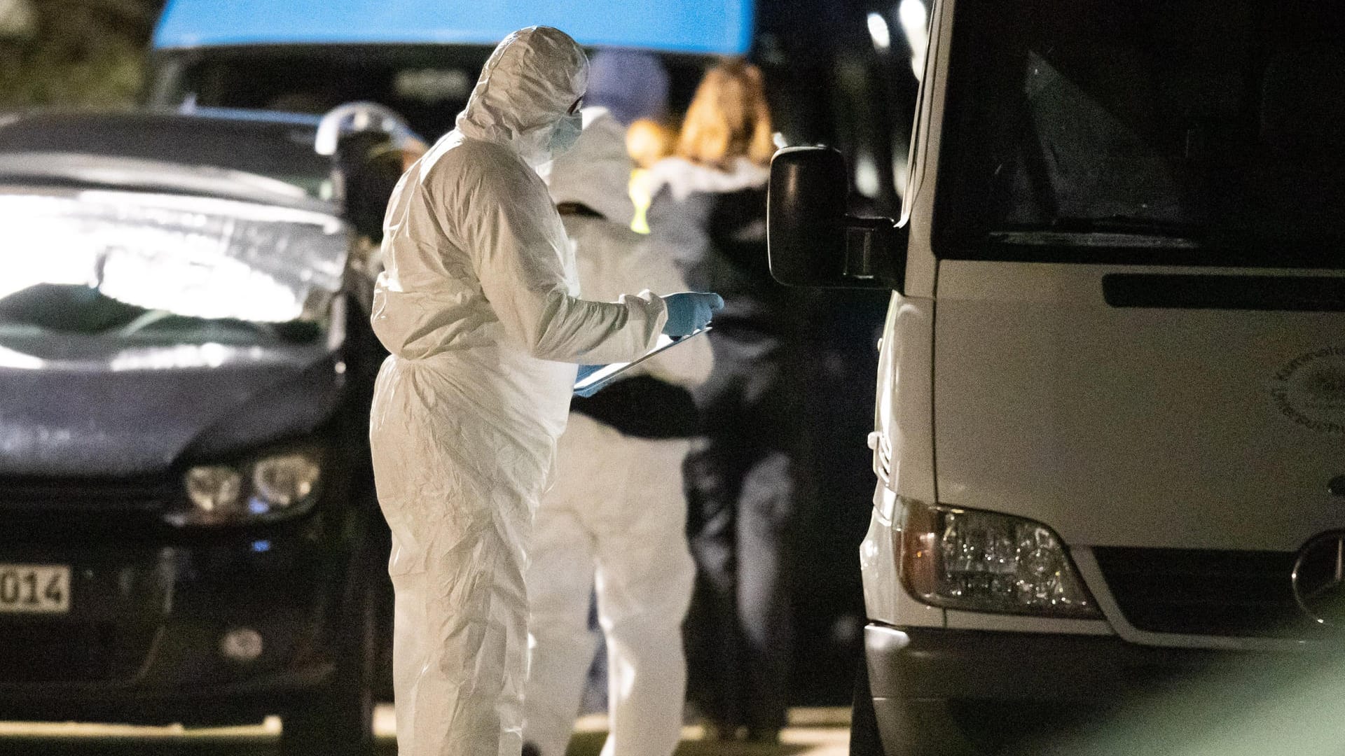 Ein Beamter der Spurensicherung steht während eines Polizeieinsatzes vor einem Auto: Noch ist unklar, weshalb der Mann verstarb.