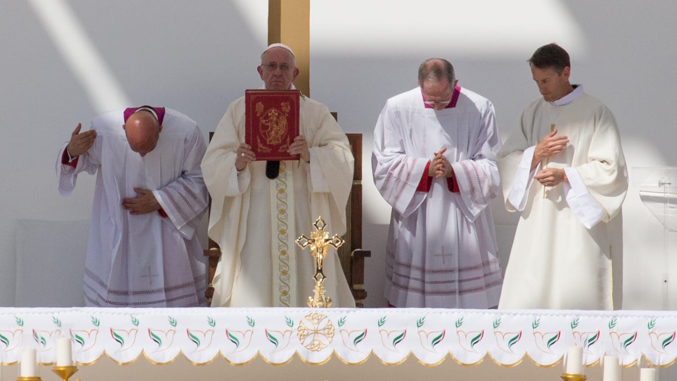 Papst Franziskus (2.v.l.) leitet die Messe im Stadion Zayed Sports City.