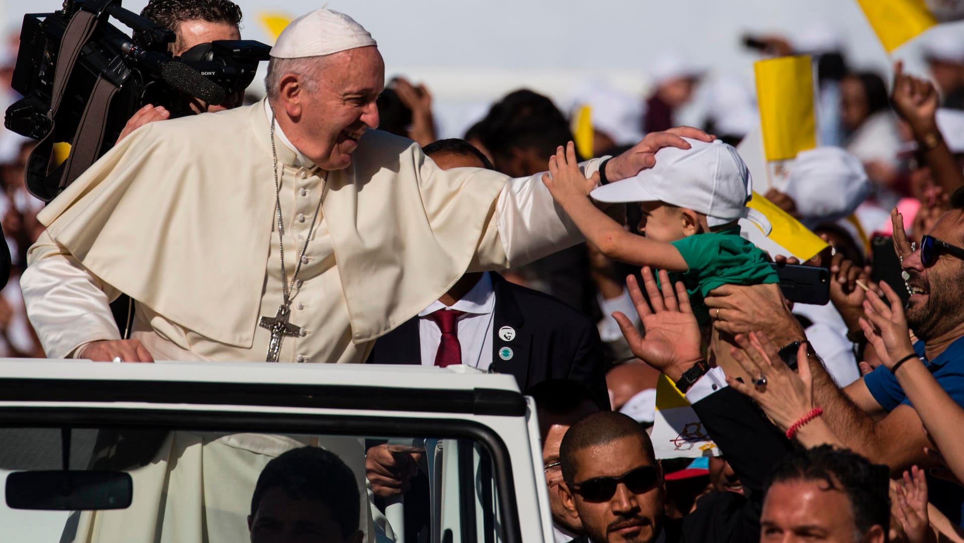 Papst Franziskus fasst bei bei seiner Ankunft im Stadion Zayed Sports City ein Kind an den Kopf: Der Papst ist auf dem ersten päpstlichen Besuch auf der Arabischen Halbinsel.