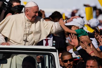 Papst Franziskus fasst bei bei seiner Ankunft im Stadion Zayed Sports City ein Kind an den Kopf: Der Papst ist auf dem ersten päpstlichen Besuch auf der Arabischen Halbinsel.