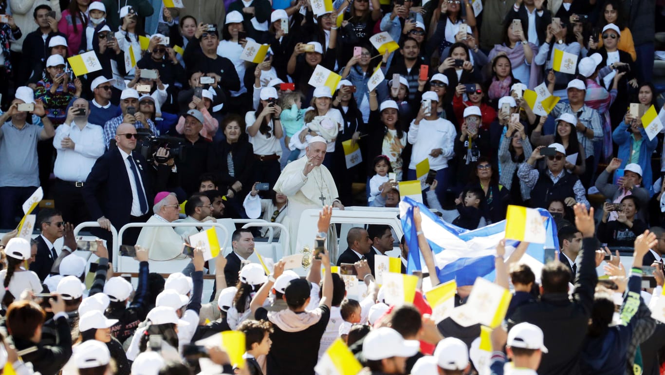 Abu Dhabi: Papst Franziskus grüßt die Zuschauer bei seiner Ankunft im Stadion Zayed Sports City.