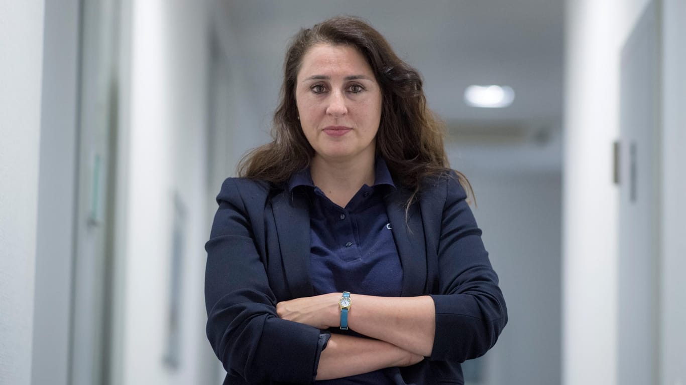 Seda Basay-Yildiz in ihrem Büro: Vermutlich griffen rechtsextreme Polizisten in Frankfurt auf die Daten der Anwältin im polizeilichen System zu. (Archivbild)