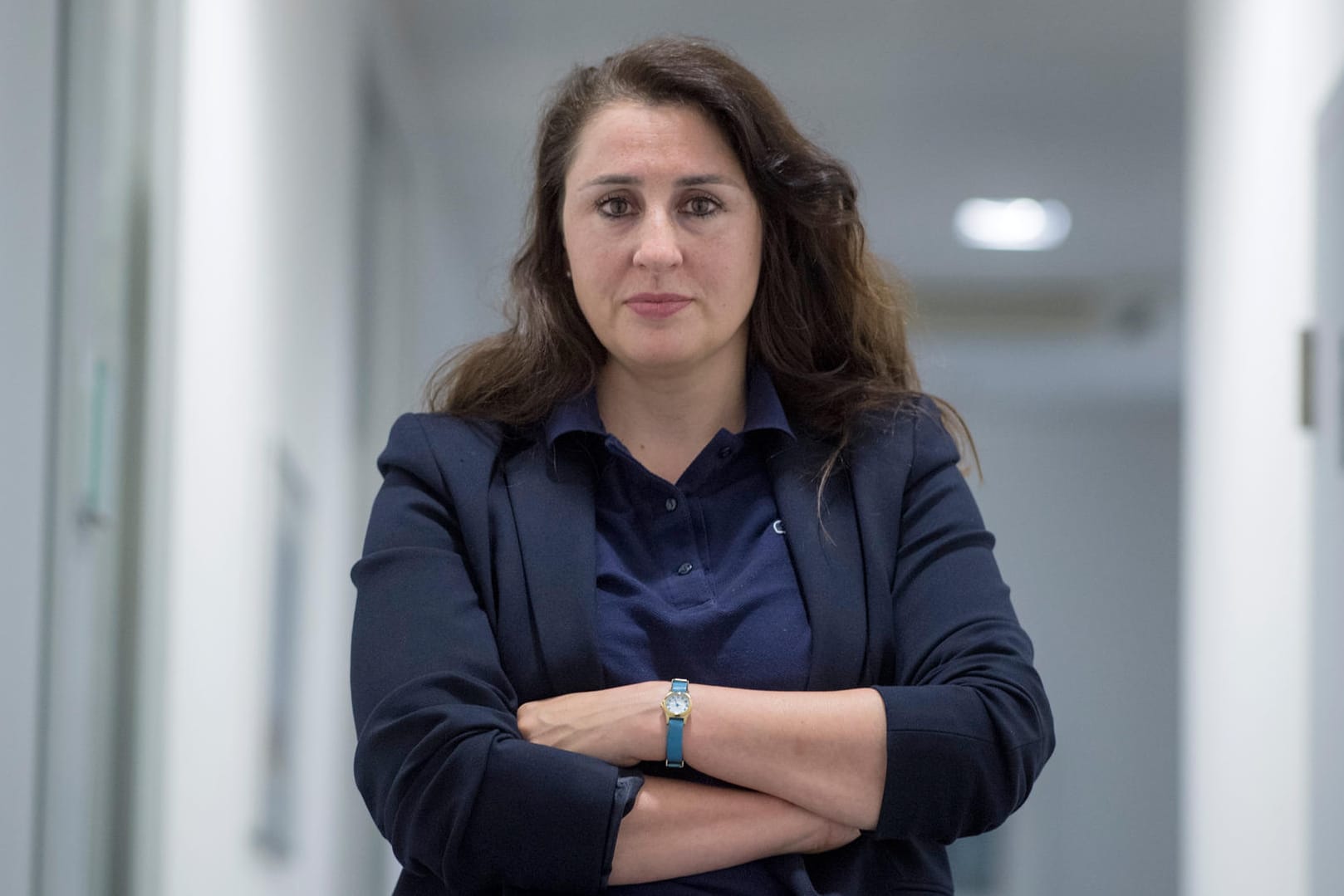 Seda Basay-Yildiz in ihrem Büro: Vermutlich griffen rechtsextreme Polizisten in Frankfurt auf die Daten der Anwältin im polizeilichen System zu. (Archivbild)