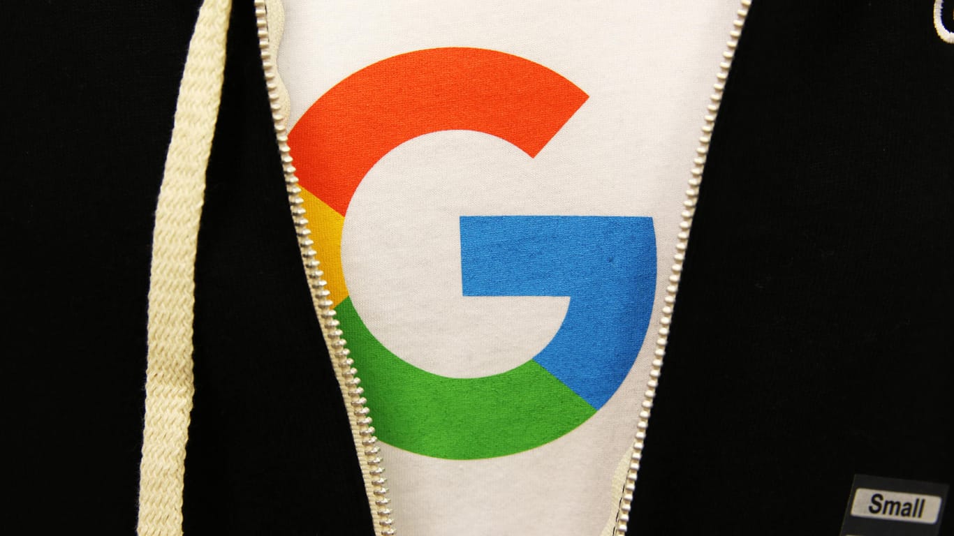 Das Google-Logo auf einem T-Shirt: Zwar konnte der Konzern seinen Gewinn steigern – aber die Ausgaben wachsen. (Archivbild)