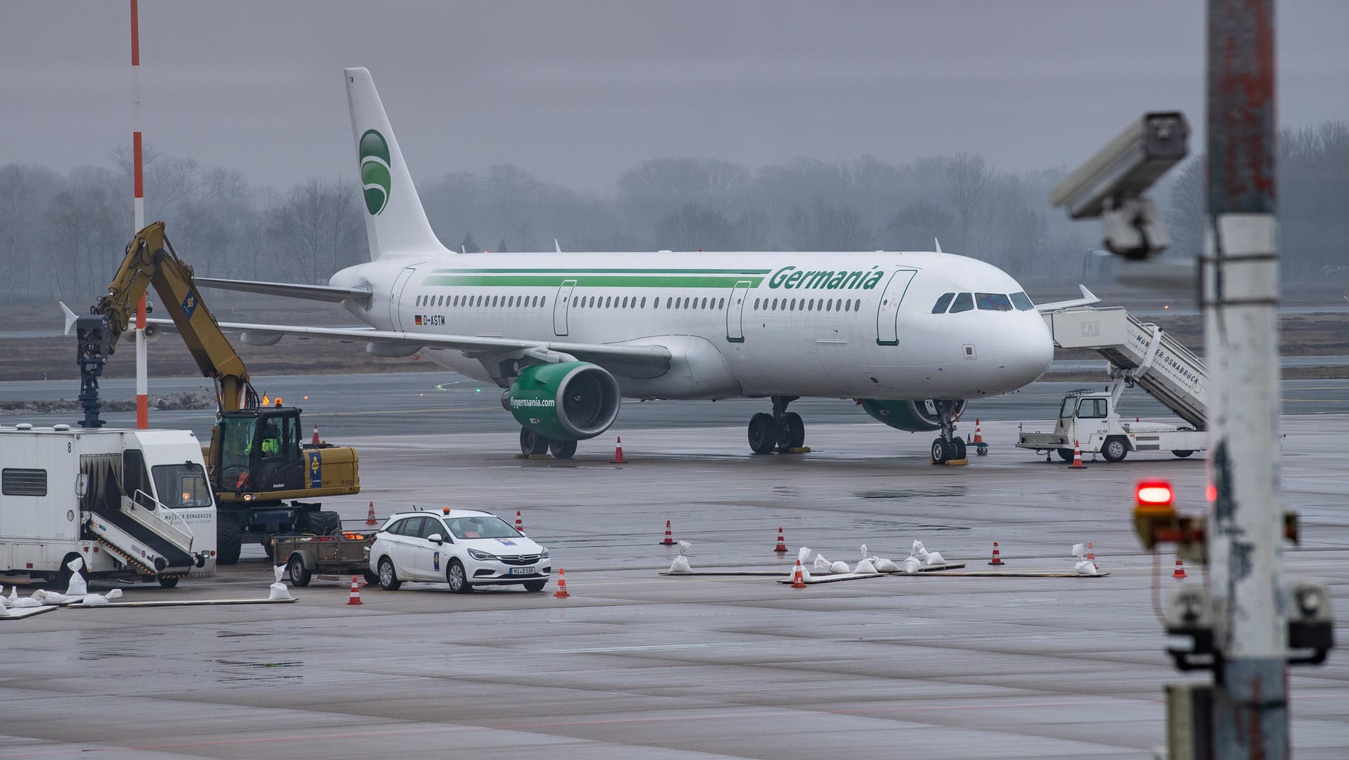 Greven: Ein Flugzeug der Fluggesellschaft Germania steht auf dem Rollfeld am Flughafen Münster/Osnabrück. Die Berliner Fluggesellschaft Germania hat Insolvenz beantragt und ihren Flugbetrieb eingestellt.