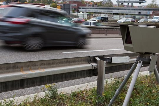 In den meisten Fällen wird jetzt hektisch auf den Tacho gesehen und wild mit Toleranzabzügen gerechnet.
