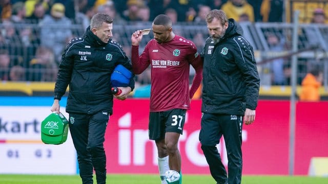 Joel Sarenren Bazee (M) muss gegen Dortmund verletzt den Platz verlassen. Joel Sarenren Bazee (M) muss gegen Dortmund verletzt den Platz verlassen.