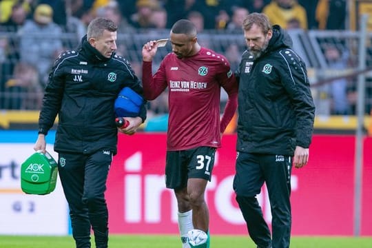 Joel Sarenren Bazee (M) muss gegen Dortmund verletzt den Platz verlassen.