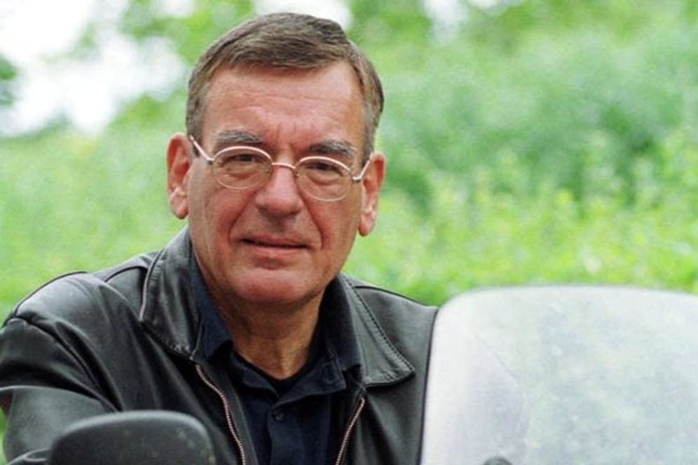 Der ehemalige niedersächsische Wirtschafts- und Verkehrsminister Peter Fischer (SPD) 2001 auf seinem Motorrad.
