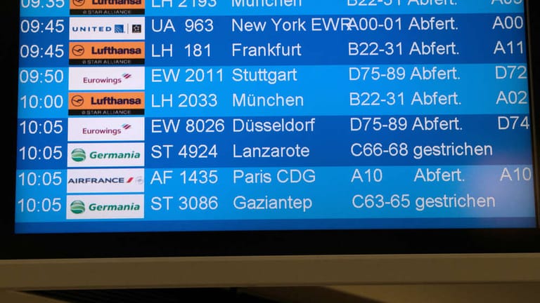 Eine Anzeige am Berliner Flughafen Tegel: Seit dem frühen Dienstagmorgen bleiben alle Germania-Maschinen am Boden. Die Mitarbeiter wurden kurzfristig darüber informiert.
