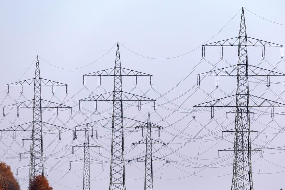 Stromleitungen: Der Wechsel zu einem günstigen Stromanbieter kann Kosten sparen, ist aber auch mit Risiken verbunden.