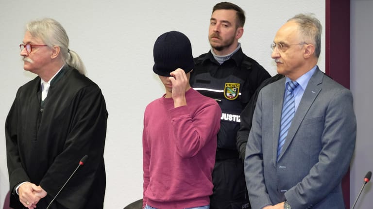 Der Angeklagte im Dessauer Landgericht an der Anklagebank: Der 17-Jährige sprach den Angehörigen des Verstorbenen sein Beileid aus.