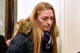 Petra Kvitova verlässt das Landgericht im tschechischen Brünn.